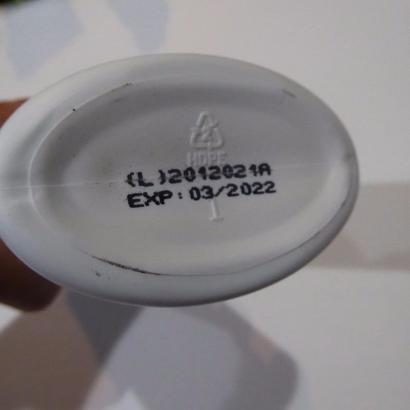 DANDRUFF SHAMPOO DRY SCALP CARE MOISTURIZING, NEW - Picture 3 of 4